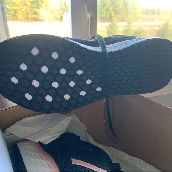 Size 11 woman’s new balance running shoe BRAND NEW - Picture 4 of 4